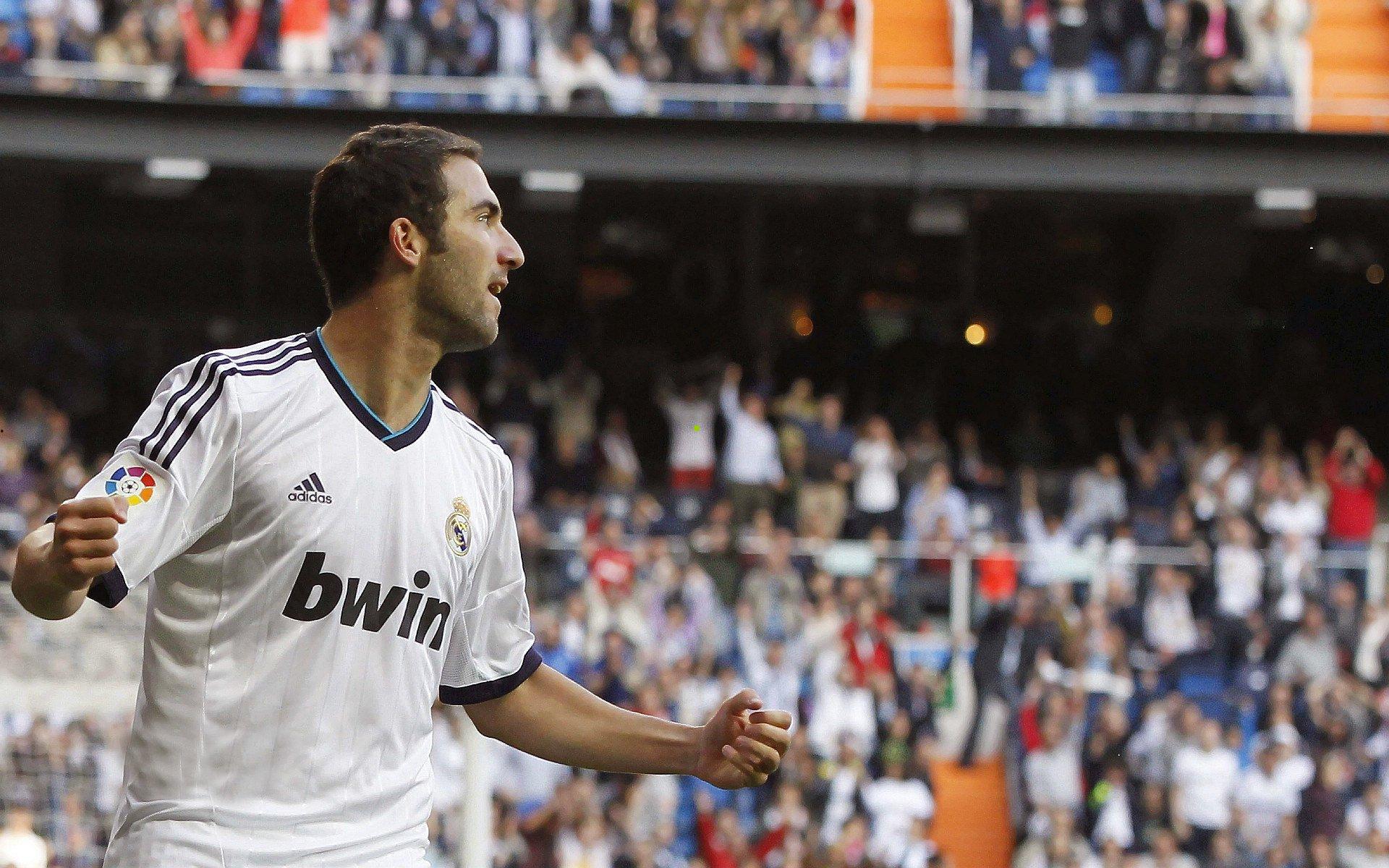 商业博弈撼动体坛，库里与安德玛分道扬镳，WNBA新星克拉克成关键转折点