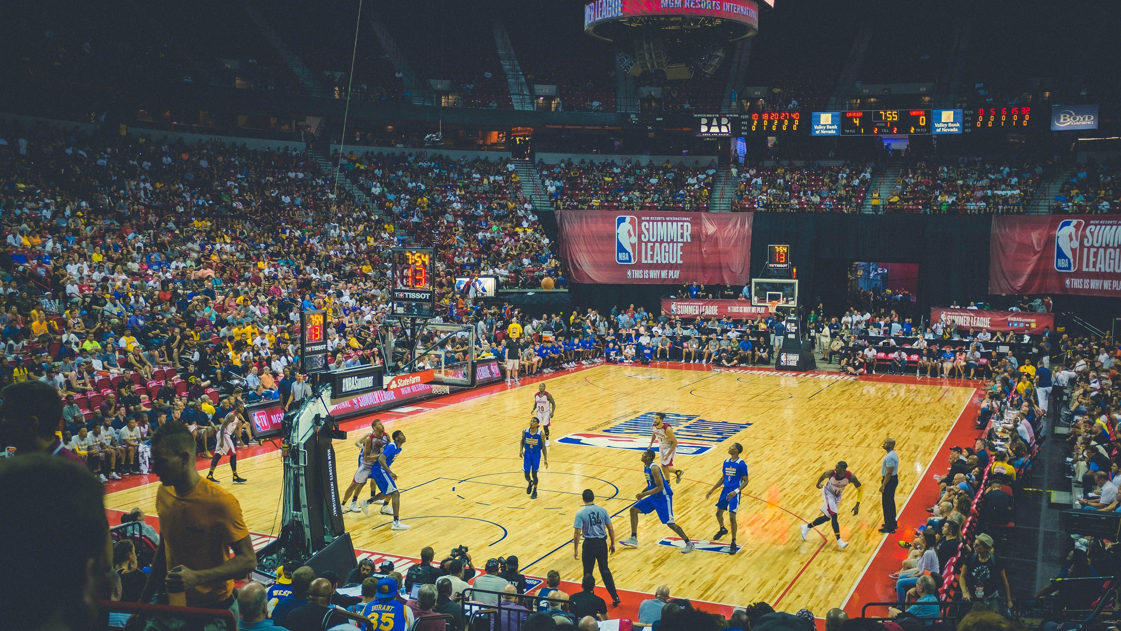 鲁梅尼格倡导理性建队，拜仁以耐心抵御转会市场疯狂，守护百年财务根基